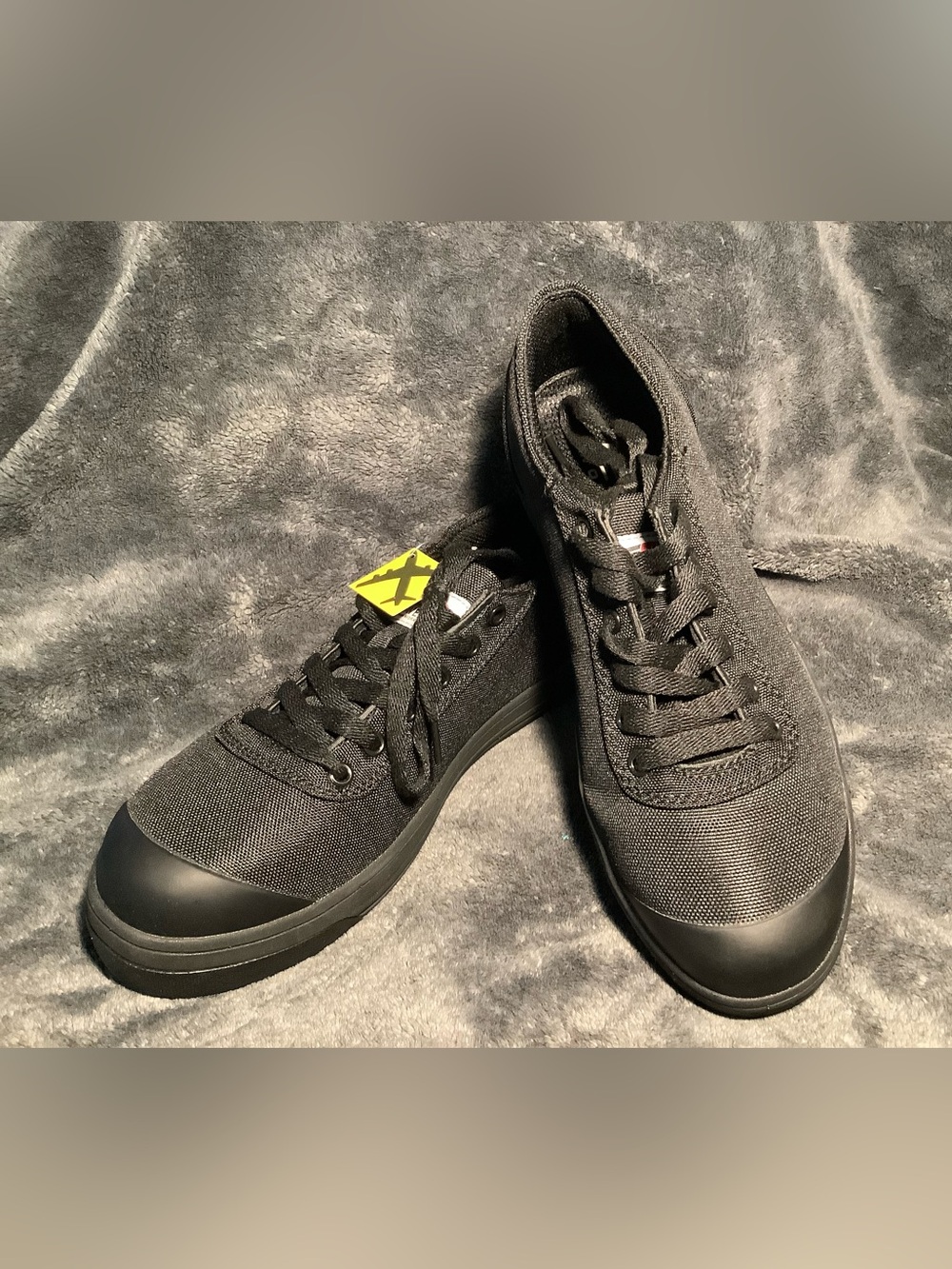 Avenger (Work) Women's Black Canvas Low-Top work shoes with steel toe, Ant-slip